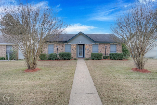 ranch-style house featuring a front yard