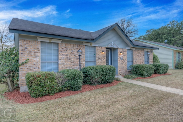 ranch-style home featuring a front lawn