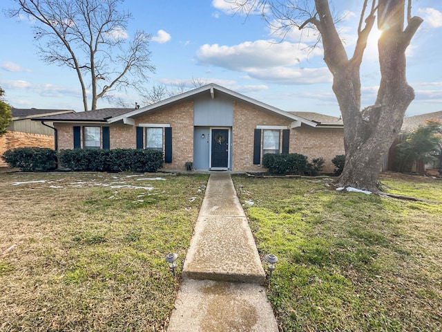 single story home featuring a front yard