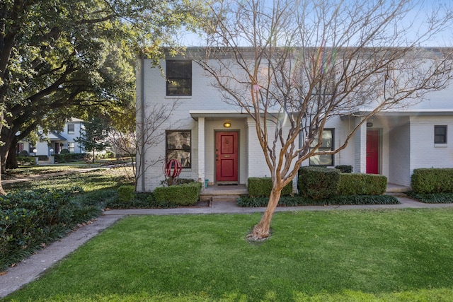 view of front facade featuring a front yard