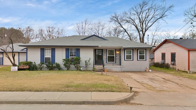 view of front facade featuring a front lawn