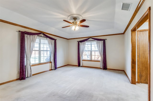 carpeted spare room featuring ceiling fan and a tray ceiling