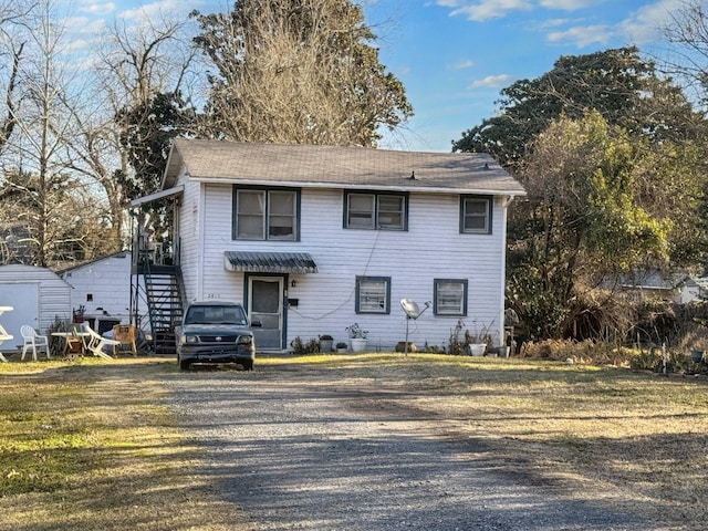 view of front facade with a front lawn