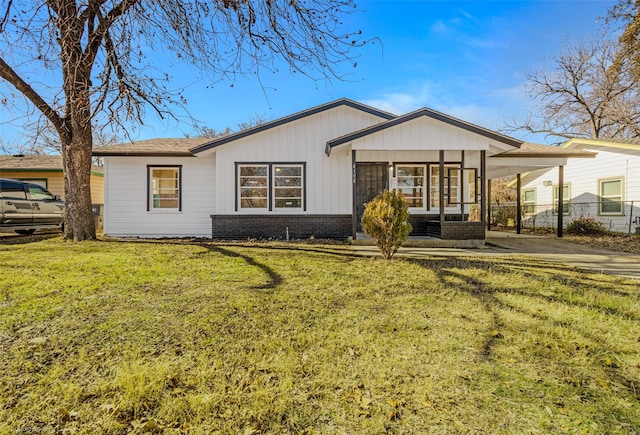 view of front of house featuring a front yard and a carport