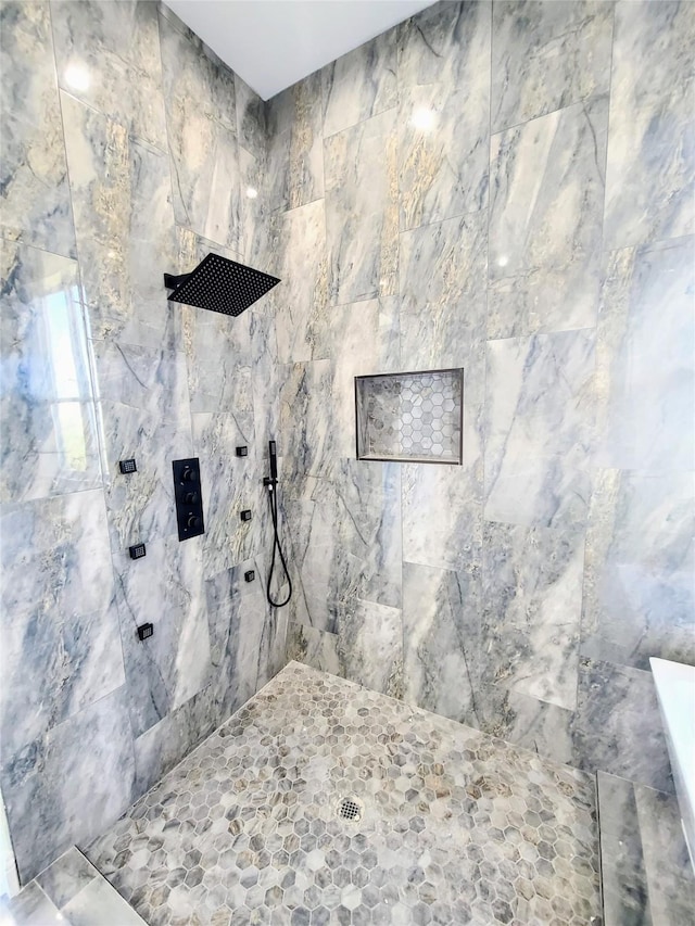 bathroom featuring tiled shower