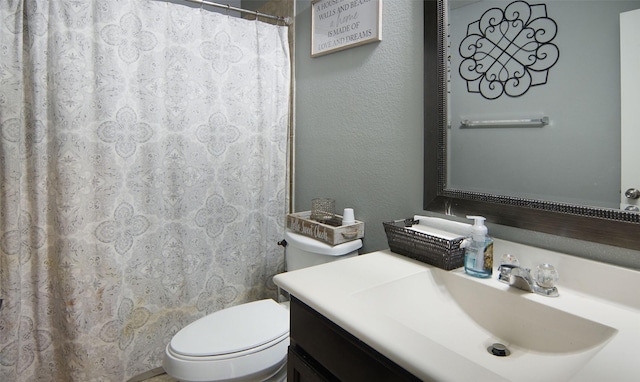 bathroom with toilet, a shower with curtain, and vanity