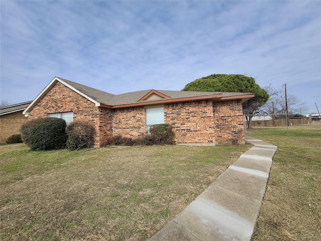 view of front facade featuring a front yard