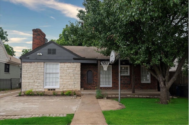 view of front of property with a front yard and a patio