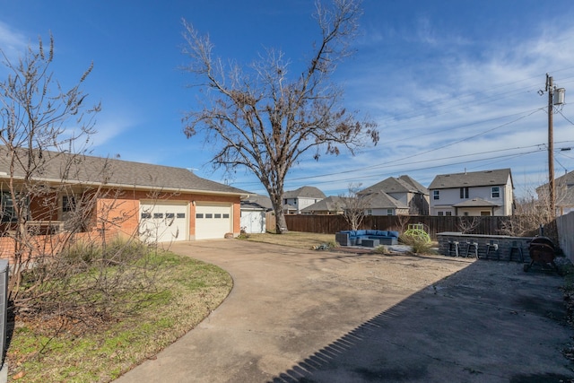 view of front of property featuring an outdoor hangout area