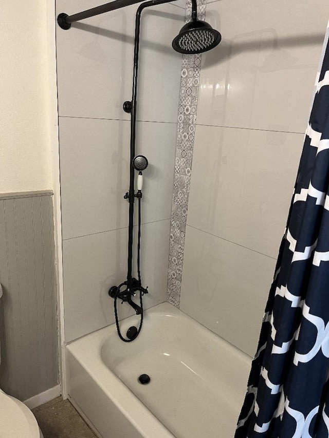 bathroom featuring shower / tub combo with curtain