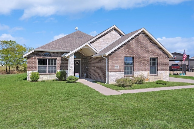 view of front of property featuring a front lawn