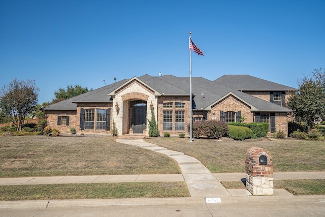 view of front of property featuring a front lawn