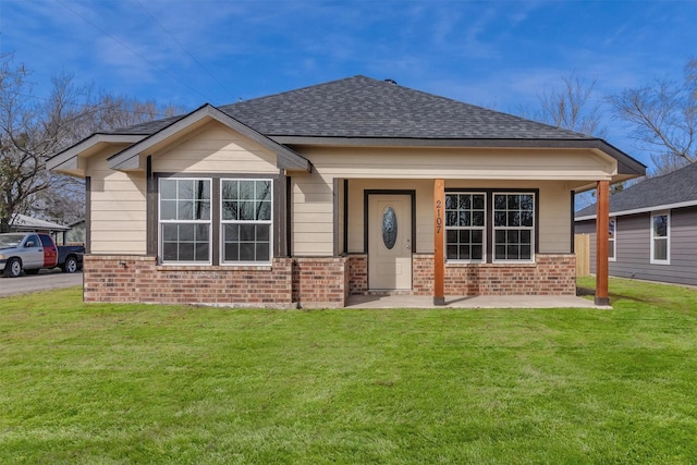 view of front of house with a front lawn