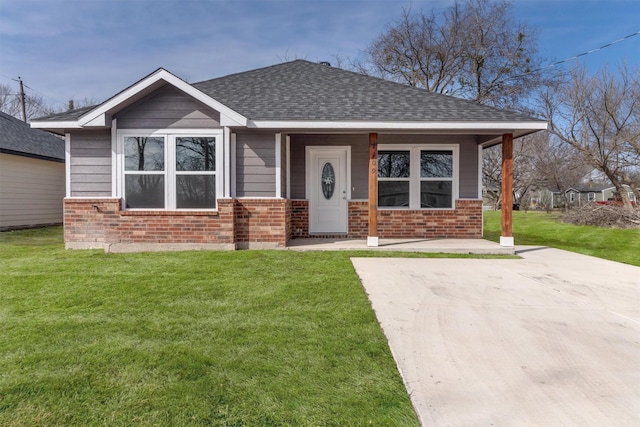 view of front of property featuring a front lawn and a porch