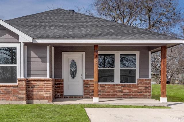 property entrance featuring a lawn