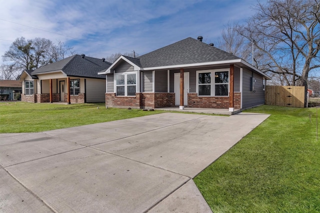 view of front of house featuring covered porch and a front lawn