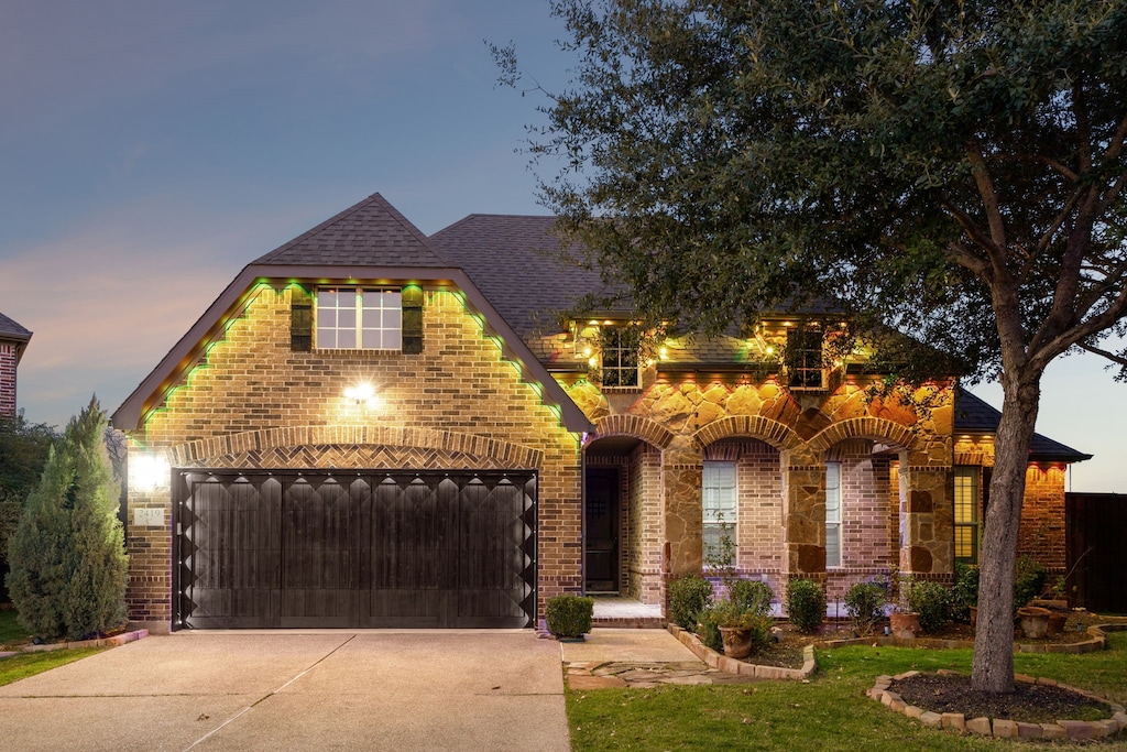 view of front of property featuring a garage