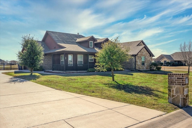 view of front of property featuring a front lawn