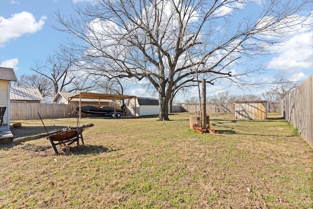 view of yard featuring a shed