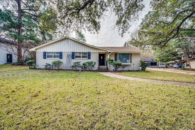 single story home with a front lawn