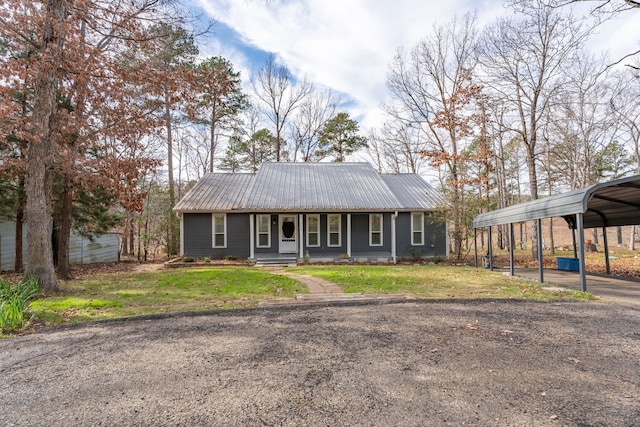 view of front of home featuring a front lawn, a carport, and a porch