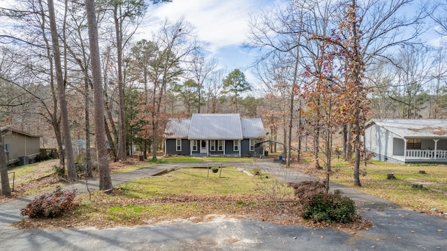 view of front of home with a front lawn