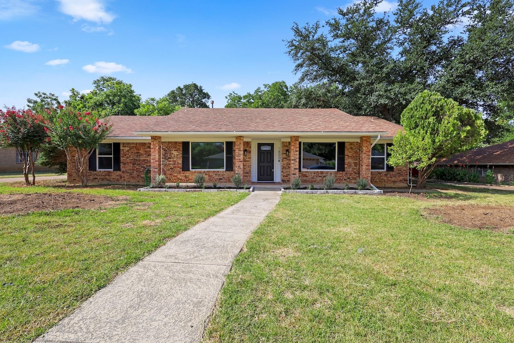 ranch-style home with a front yard