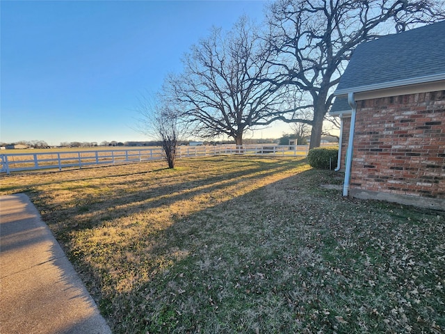 view of yard featuring a rural view