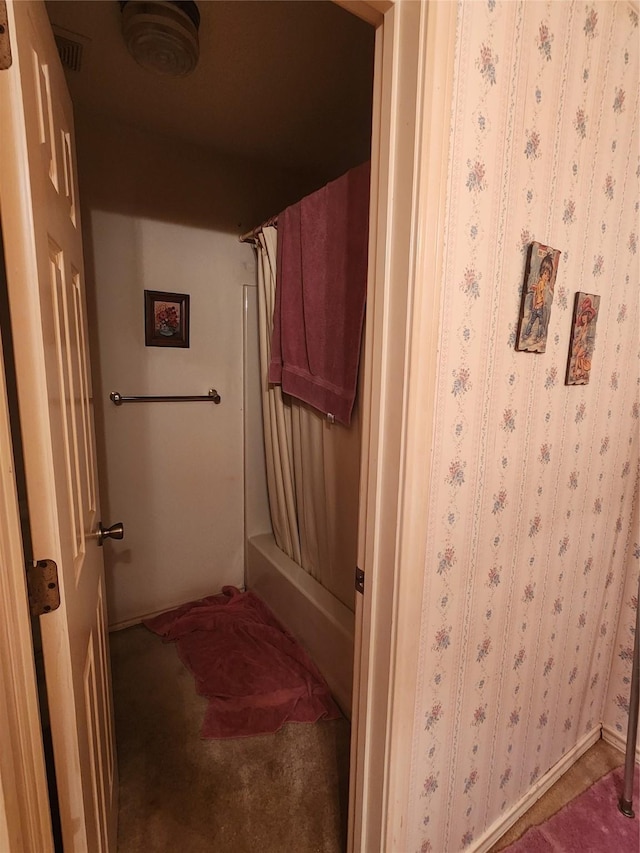 bathroom featuring a shower with shower curtain