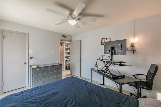 bedroom with ceiling fan