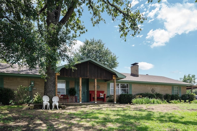 back of house featuring a lawn