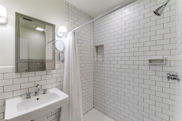 bathroom with sink, tile walls, a shower with curtain, and tasteful backsplash