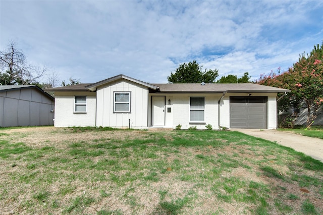 ranch-style house featuring a front lawn and a garage