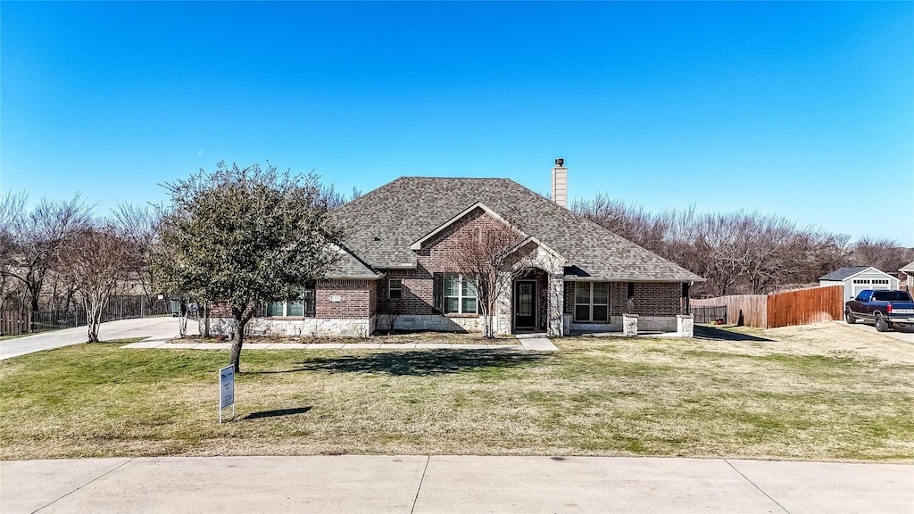 view of front of property featuring a front lawn