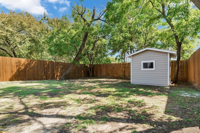 view of yard featuring a storage shed