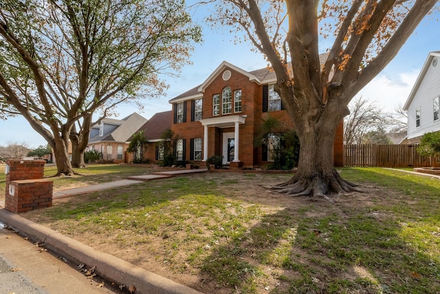 view of front of property featuring a front lawn