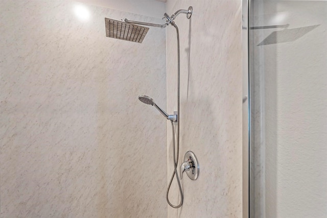 room details featuring a tile shower