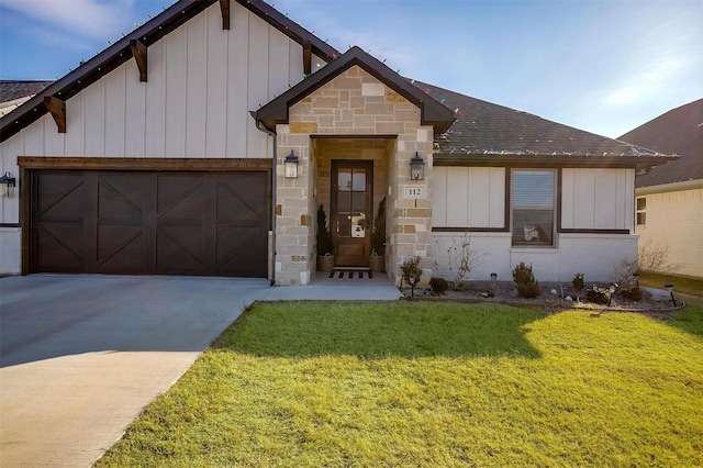 view of front of home featuring a front lawn and a garage