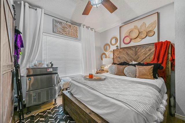 bedroom featuring ceiling fan and a textured ceiling