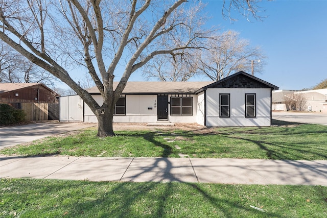 view of front of house featuring a front lawn