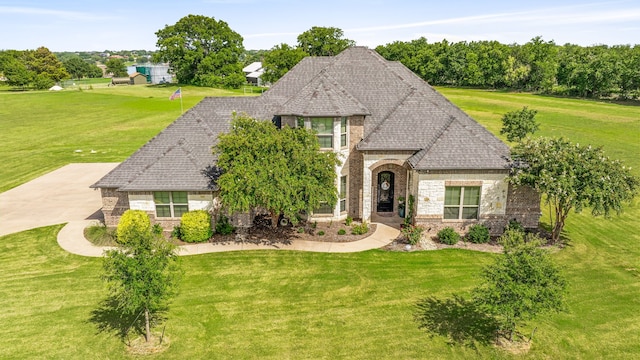 view of front facade featuring a front lawn