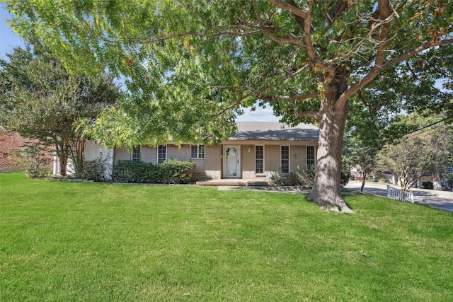 view of front of property featuring a front lawn