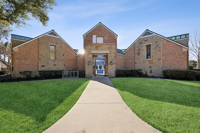 view of front facade featuring a front yard