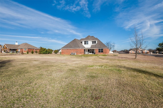 view of front of property featuring a front lawn