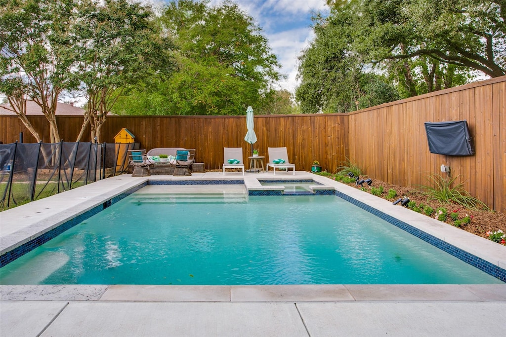 view of swimming pool featuring an in ground hot tub and outdoor lounge area