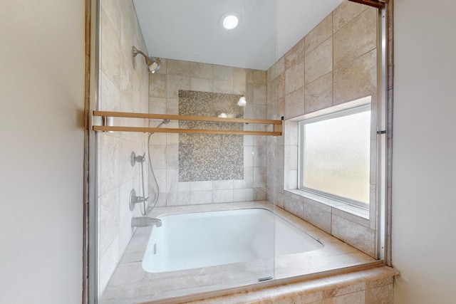 bathroom featuring tiled shower / bath