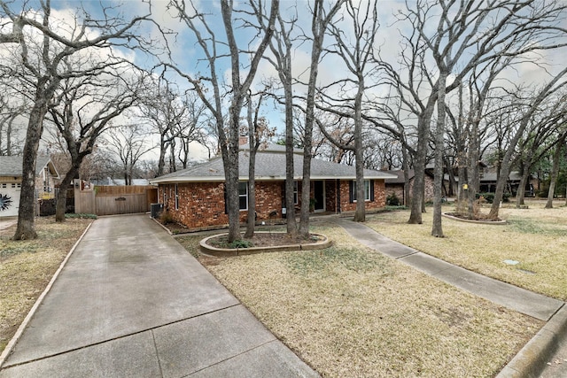 single story home with a front yard