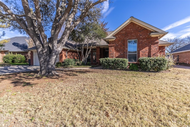 view of front of house featuring a garage and a front yard