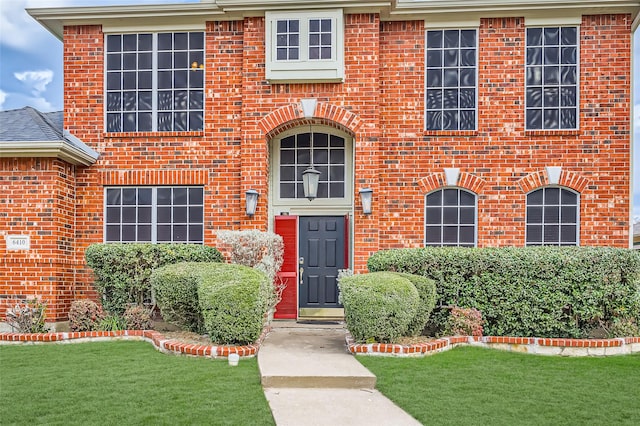 view of front of property featuring a front yard