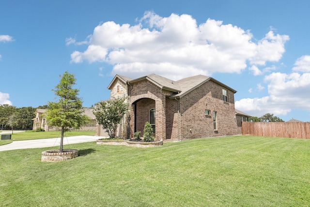 view of front of home featuring a front yard